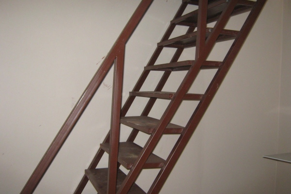 Винтовая лестница в подвал – выбираем конструкцию и материалы